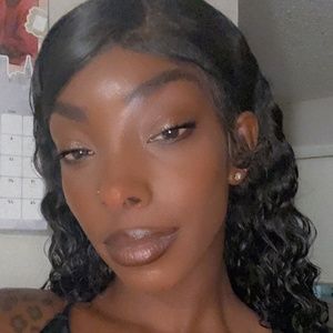 Meet your Posher, Neekia